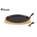 Plancha de hierro fundido chisporrotea placa con pinza